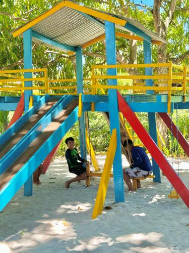 a group of children playing on a playground at Eco Pousada Paraíso dos Coqueirais in Japaratinga