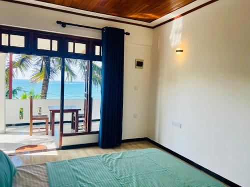 坦加拉的住宿－Blue Surf View - Tangalle，一间卧室配有一张床,享有海景