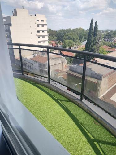 balkon z zieloną trawą i budynkami w obiekcie Full Tigre w mieście Tigre