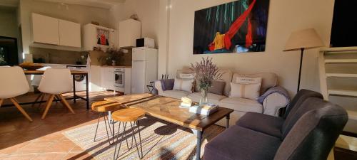 uma sala de estar com uma mesa e uma cozinha em Bonita casa rural con jardín y terraza privado em Jimena de la Frontera