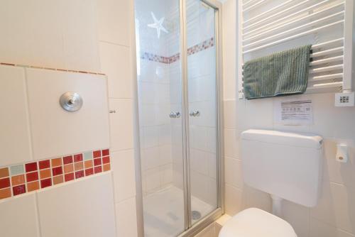 a bathroom with a shower and a toilet at Strandhafer in Norderney