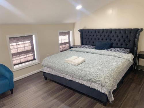 1 dormitorio con 1 cama grande y 2 toallas. en Sweet bedroom located central of downtown, en Baltimore