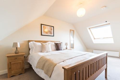 Un dormitorio con una cama grande y una ventana en Camstay Abbey Street en Cambridge