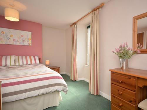 1 dormitorio con 1 cama, vestidor y ventana en 2 Bed in Wells VESPE en Wells