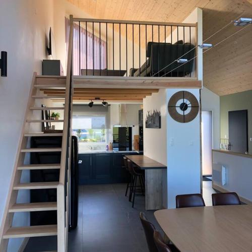 une chambre avec un escalier menant à une mezzanine dans l'établissement Le Clos des Marronniers n°1050, à Ecques