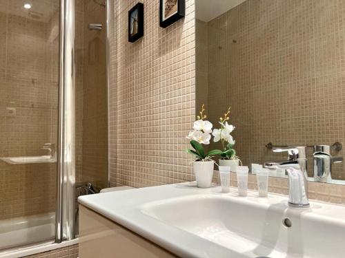 bagno con lavandino bianco e doccia di Excelente piso en Chamberi! a Madrid