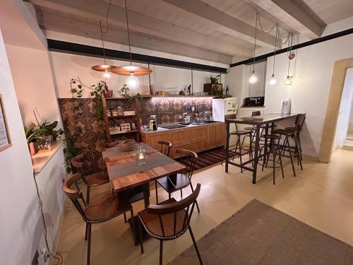 een keuken met een tafel en stoelen in een kamer bij Santa Marta Rooms&Studios in Verona