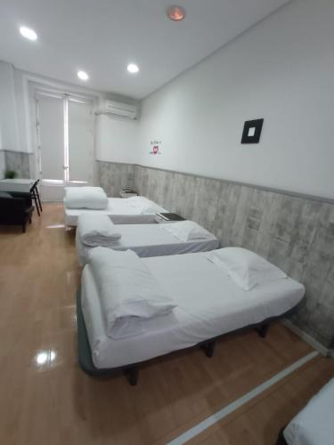 Giường trong phòng chung tại Aparsol Apartments
