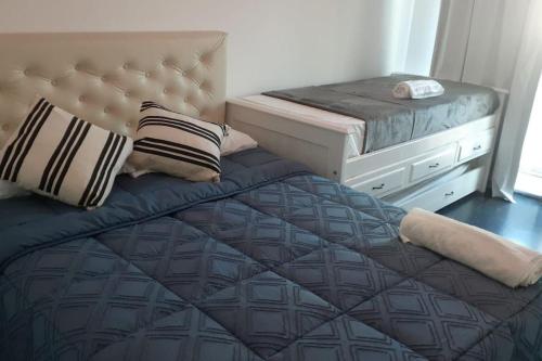 een slaapkamer met een bed en een dressoir bij alojamiento cataleia dep 1 Ezeiza confort hotelero a 12 minutos de Aeropuerto Ministro Pistarini in Ezeiza