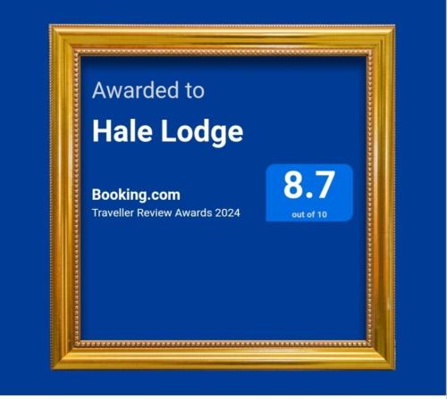 een gouden fotoframe met een blauwe achtergrond bij Hale Lodge in Londen