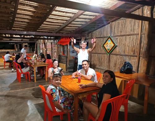 un groupe de personnes assises à une table dans un restaurant dans l'établissement EL KACHI Hospedaje y Restaurante, à Uribia