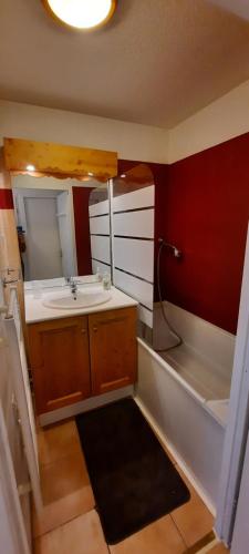 a bathroom with a sink and a bath tub at Les Cristallines - Appartement Cosy in Orcières