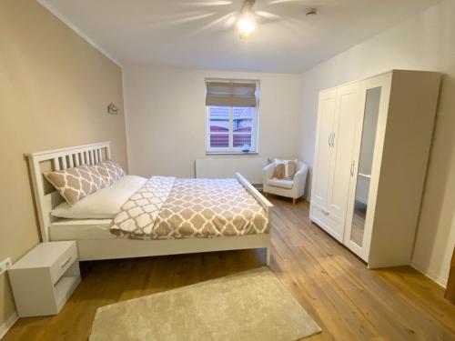 sypialnia z łóżkiem i wentylatorem sufitowym w obiekcie datKrughuus w mieście Emden