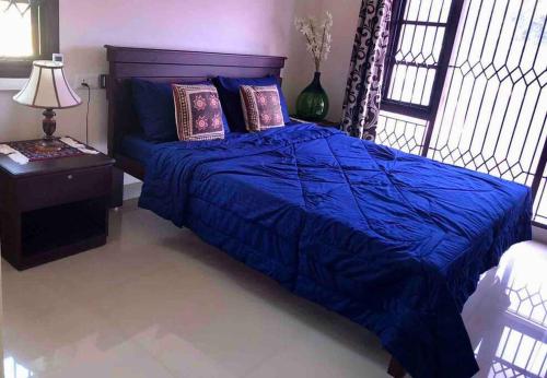 Tempat tidur dalam kamar di Aashiyana, Cozy & Rustic BHK & Hall