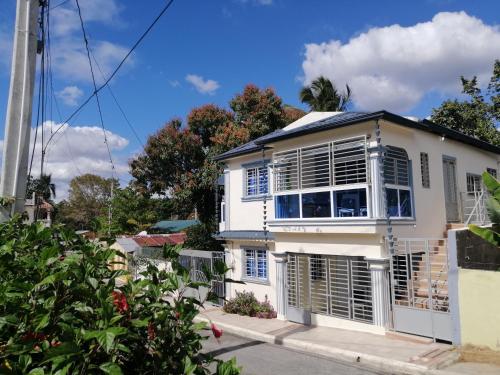 的住宿－Apto en Loma de Cabrera, Dajabon.，街上白色的百叶窗房子