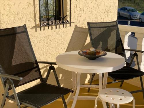 stół i dwa krzesła i miska na stole w obiekcie Casa Amar w mieście Loulé