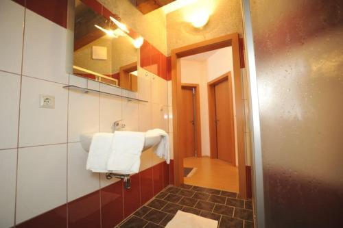 A bathroom at Appartementhaus Hochegg