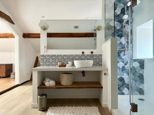 a bathroom with a sink and a shower at Quinta das Amoras - Au coeur des oliviers in Podentes
