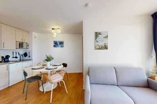 un salon avec un canapé et une table dans l'établissement Terrasse avec aperçu mer, Piscine, Plage à 200m, à Cannes