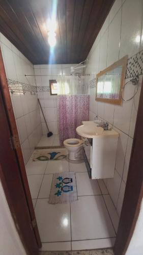 uma pequena casa de banho com lavatório e WC em Suites Vila Verde em Búzios RJ. em Búzios