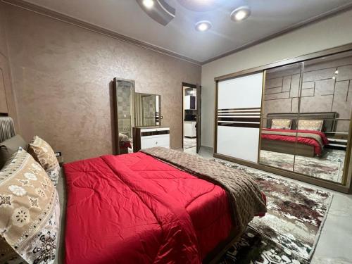 sypialnia z czerwonym łóżkiem i dużym oknem w obiekcie Sasha House w Kairze