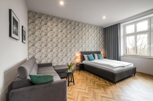 Postel nebo postele na pokoji v ubytování Flats4Rent Piłsudskiego 6