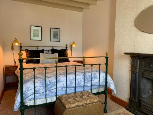 um quarto com uma cama com uma estrutura de metal em Uwch-Y-Mor em Llanfairfechan