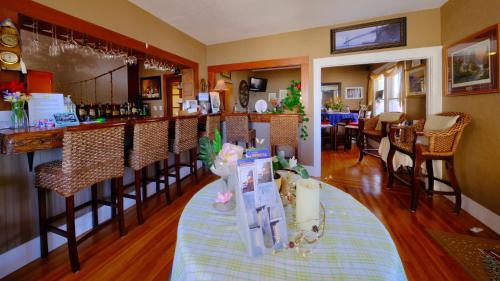 a restaurant with a bar with a table and chairs at Shorelight Inn in Benicia