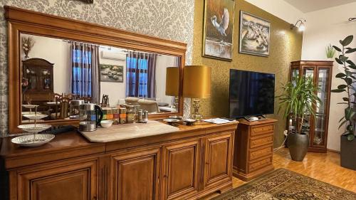 Pokój z dużą drewnianą szafką z lustrem w obiekcie HOTEL - Pałac Słonowice w mieście Brzeżno