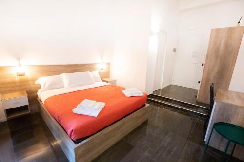 - une chambre avec un lit et 2 serviettes dans l'établissement Hall inn B&B in Chiostro, à Naples