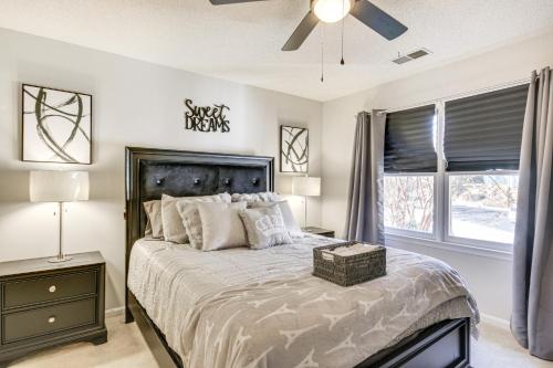 Ένα ή περισσότερα κρεβάτια σε δωμάτιο στο Riverfront Columbia Condo 4 Mi to USC!