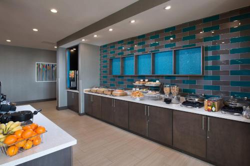 eine Küche mit einem Buffet mit Obst und Gemüse in der Unterkunft SpringHill Suites by Marriott Houston Hwy. 290/NW Cypress in Houston