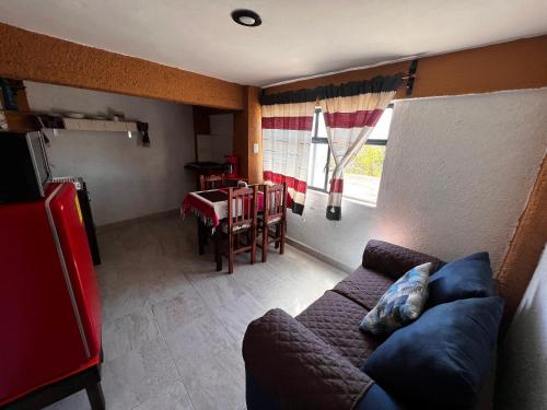 - un salon avec un canapé et une table dans l'établissement La Casa de Chelita, à Oaxaca