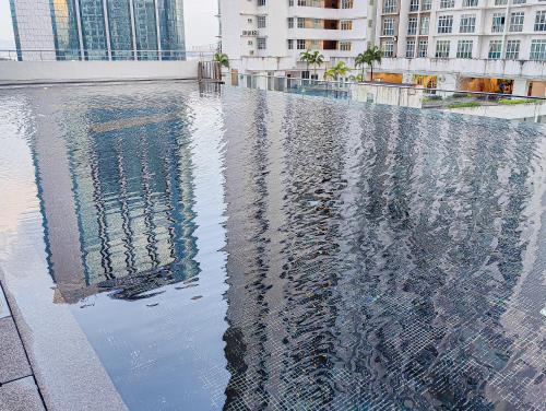 un bassin d'eau au milieu d'une ville dans l'établissement Jacuzzi,Loft,Highest Floor,SG city View,10min to CIQ, à Johor Bahru