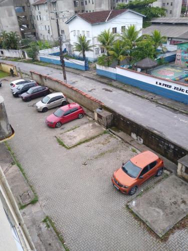 einen Blick über die auf einem Parkplatz geparkt Autos in der Unterkunft Milionários in Guarujá