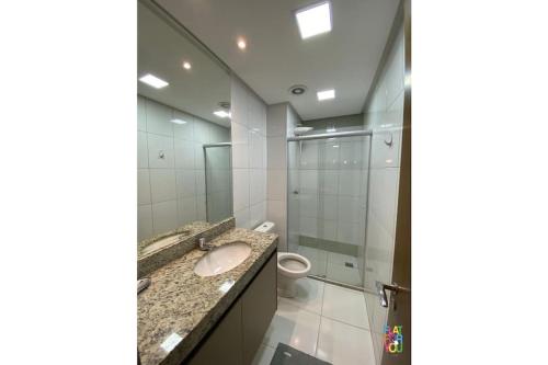 uma casa de banho com um lavatório e um chuveiro em #508#The Expression setor bueno c/ garagem e wi-fi em Goiânia