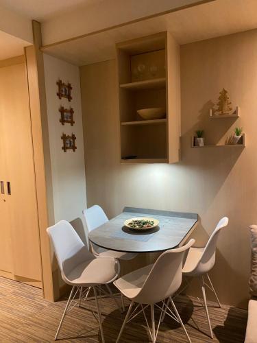 une salle à manger avec une table et des chaises blanches dans l'établissement Tri-M Konaci, à Kopaonik