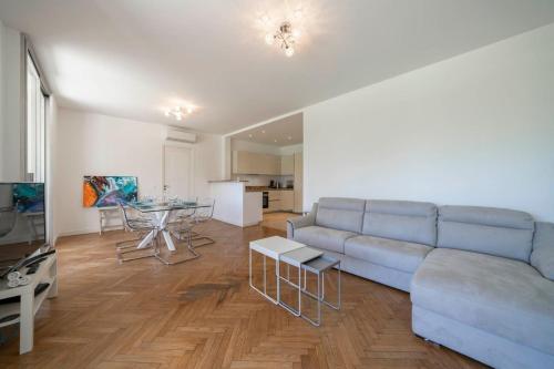 un salon avec un canapé et une table dans l'établissement Wdf 3 bedrooms apartment on the Croisette !, à Cannes