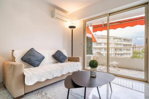 un salon avec un canapé et une table dans l'établissement Lovely & bright one-bedroom close to the Croisette, à Cannes