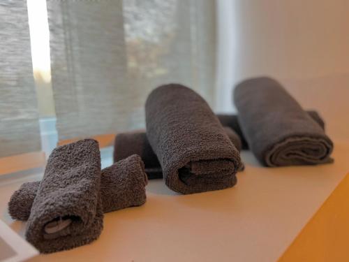 un groupe de serviettes brunes assises sur une table dans l'établissement Mes Caprices B&B Villa Mosan Bord de Meuse, à Namur