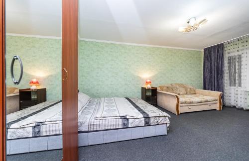 une chambre d'hôtel avec deux lits et une chaise dans l'établissement Уютная однокомнатная квартира возле м.Печерская, à Kiev