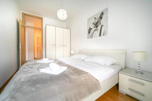 1 dormitorio con 1 cama y 2 toallas blancas en Trendy apartment 5 min to city centre!` en Zagreb