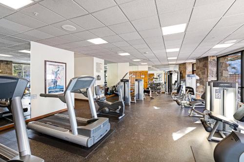 un gimnasio con cintas de correr y equipo cardiovascular en una habitación en Main Street Station, en Breckenridge