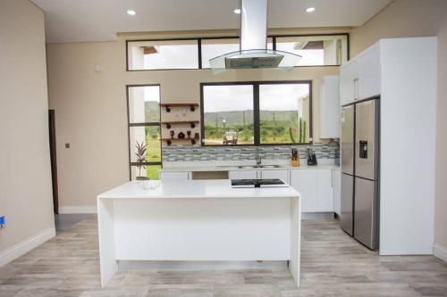 eine Küche mit einer großen weißen Insel in einem Zimmer in der Unterkunft Mountain View Villa 