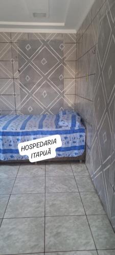a bed with a sign on it in a room at HOSPEDARIA ITAPUÃ in Santarém