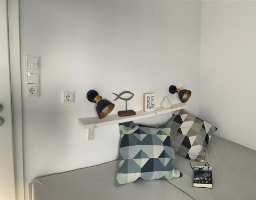 een kamer met een plank aan de muur bij Hausboot Moby Chic mit Dachterrasse in Kragenæs auf Lolland/DK in Torrig