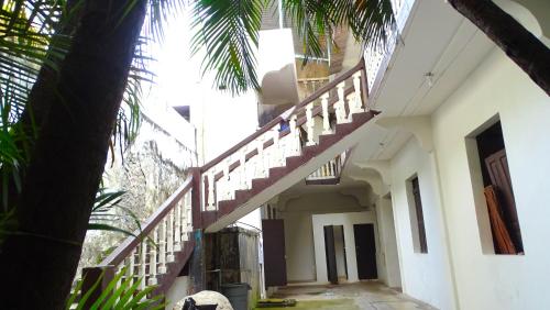 a building with stairs on the side of it at Hostal Madrid in Tapachula