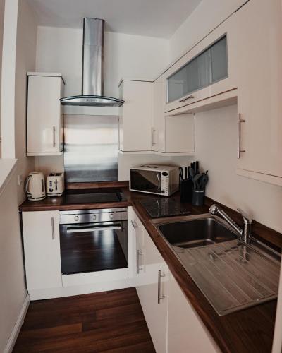 Kuchyň nebo kuchyňský kout v ubytování Royal Chambers Serviced Apartments