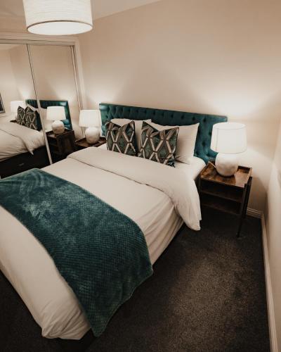 Postel nebo postele na pokoji v ubytování Royal Chambers Serviced Apartments