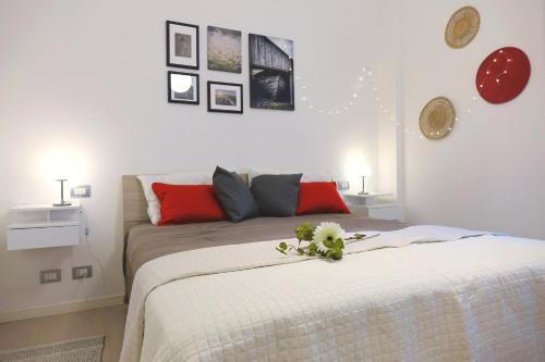 ein Schlafzimmer mit einem Bett mit Blumen darauf in der Unterkunft Metro Bengasi Torino Lingotto Premium location - eXpress traveler spazioso - Grand Maison in Turin